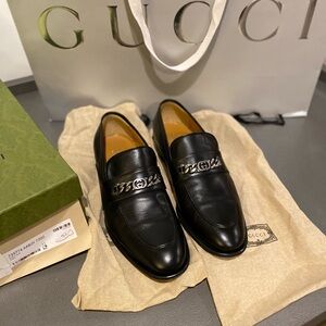 Gucci Men's Black Leather interlocking chain Loafers